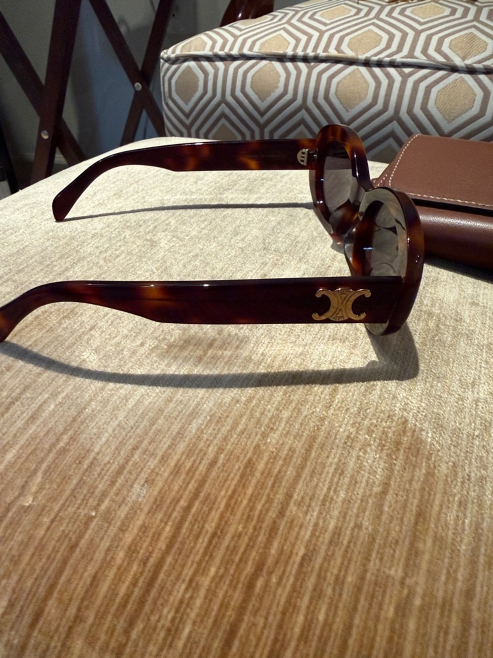 Celine Triomphe CL40194U Oval Sunglasses with Matching Brown Case - Picture 4 of 7